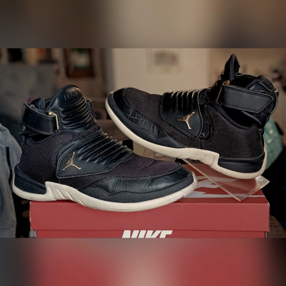 NIKE Jordan Generation 23 High Top  Trainers: Black/Gold, size 9 - Picture 2 of 3